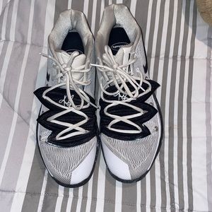 Kyrie Irving 5 “Oreo”/ Great Condition